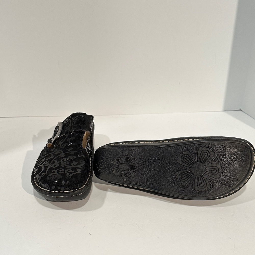 White Mountain Elegant Black Patterned Mules - image 2